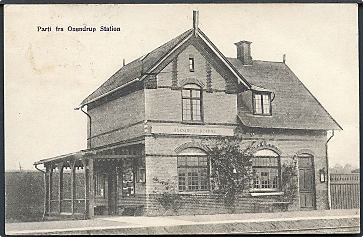 Øksendrup, station med skilt: “Oxendrup Station”. J. Hansen u/no. Stemplet Nyborg-Svendborg. Kvalitet 8