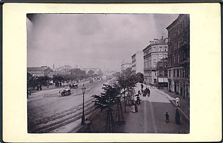 Købh., Vesterbrogade set fra nr. 13 med Frihedsstøtten. Kabinetfoto dateret 1890. U/no. Kvalitet 8