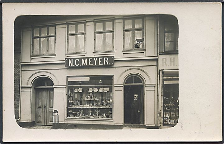 Rudkøbing, Torvet, Guldsmed “N. C. Meyer”. Fotokort u/no. Kvalitet 7