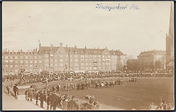 Spejder optog i Idrætsparken 1916. Fotokort u/no. Kvalitet 7