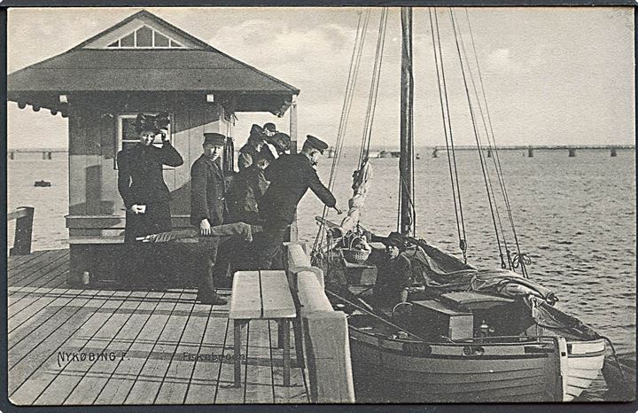 Nykøbing F., Fiskebroen med lille sejlskib. V. Kristoffersen no. 19409. Kvalitet 8