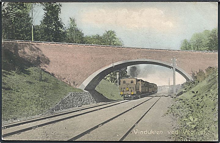 Vedbæk, damptog under viadukt på kystbanen. Stenders no. 8832. Kvalitet 8