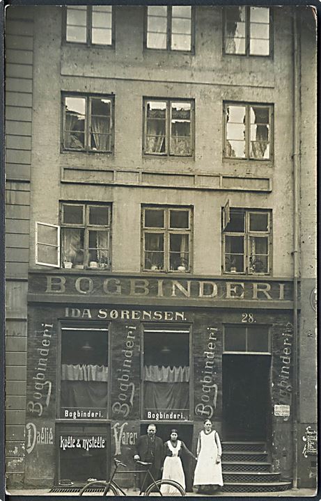Erhverv. Bogbinder. Facade af Ida Sørensen’s Bogbinderi i Studiestrædet 28, København. Fotokort u/no.  Kvalitet 7