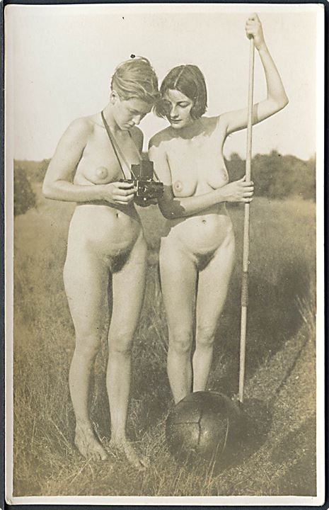 Erotik/Nudes. Piger med bold og kamera. Fotokort u/no. Kvalitet 7