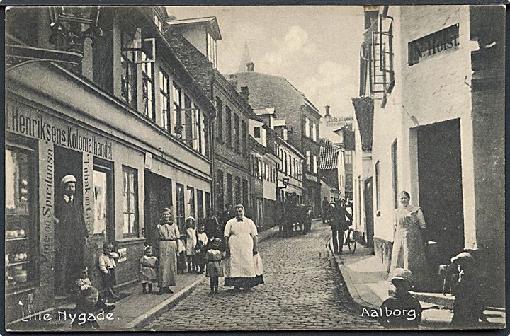 Aalborg, Lille Nygade med Henriksen’s Kolonialhandel. G. Holm no. 37109. Kvalitet 8