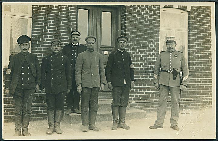 Verdenskrig 1. Russiske grænseoverløbere, samt dansk tolder og gendarm. Fotograf S. Sørensen, Vamdrup. Kvalitet 8
