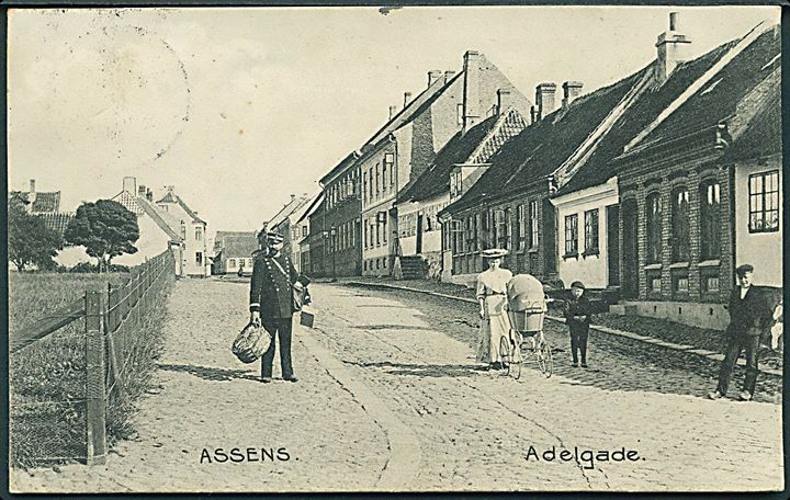 Assens, Adelgade med postbud. Stenders no. 13364. Kvalitet 7