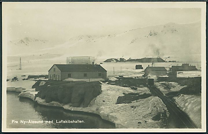 Svalbard. Ny-Ålesund med luftskibshallen og jernbane. U/no. Kvalitet 9