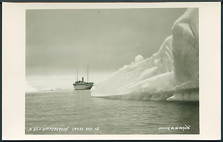 Svalbard. M/S “Stella Polaris” i isen ved Cross Bay. Atelier K.K. no. A61/12. Kvalitet 9