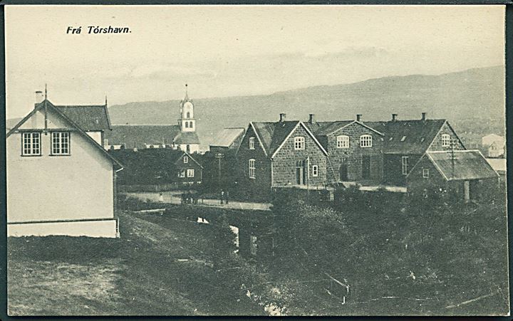 Thorshavn, kommuneskole og i baggrunden kirke. H. Jacobsen no. 30. Kvalitet 9