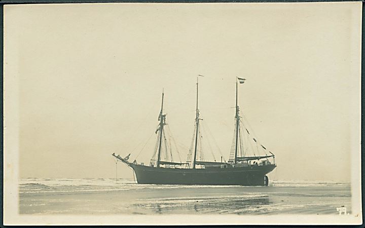 Tyskland. “Vadder Victor”, 3-mastet skonnert strandet ved Rindby på Fanø d. 16.11.1923. Fotokort u/no. Kvalitet 8