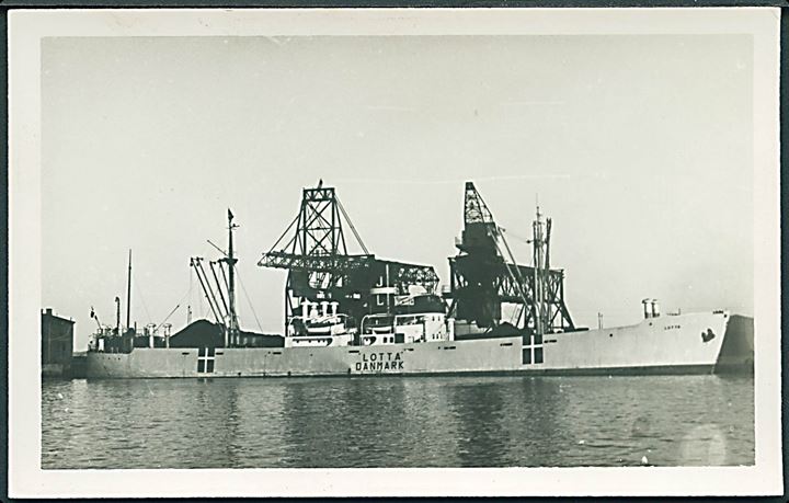 “Lotta”, S/S, Vesterhavet D/S A/S i neutralitetsbemaling i Aarhus. Beslaglagt i Chile 1941. Fotokort u/no. Kvalitet 8