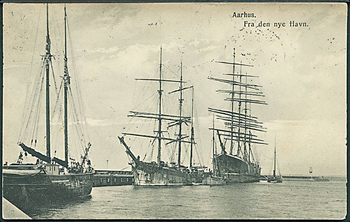 Aarhus, havneparti med flere sejlskibe. J.J.N. no. 8981. Svagt knæk. Kvalitet 7