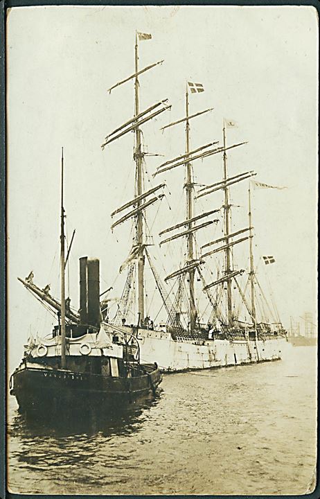 “Viking”, 4-mastet bark, skoleskib og britiske slædebåd “Vanquisher”. Fotokort fra Hull u/no. Kvalitet 7