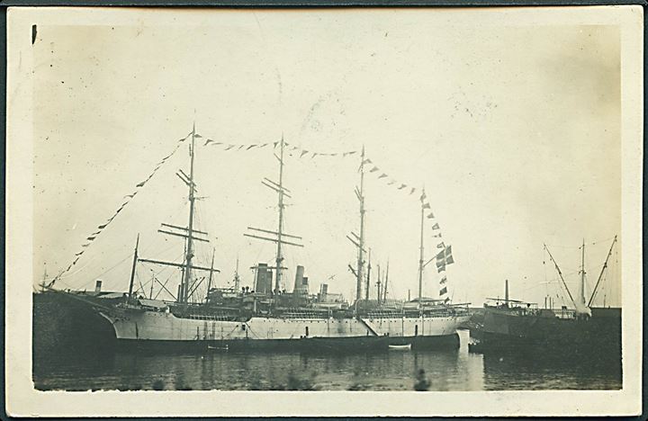 “Viking”, 4-mastet bark, skoleskib. Kongens fødselsdag  i Genova 1914. Fotokort u/no. Kvalitet 7