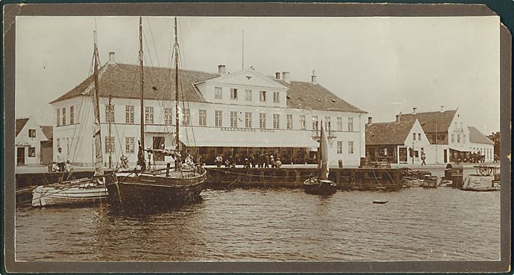 Kalundborg, havneparti med hotel og sejlskib “Kallundborg”. Fotografi 22x11 cm. fra ca. 1870. Kvalitet 7
