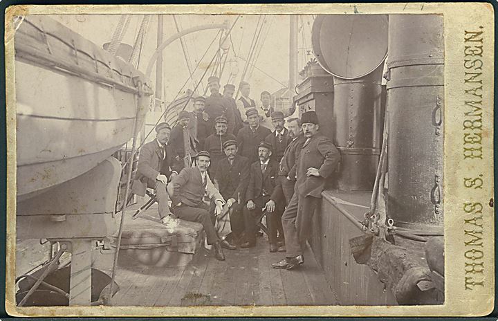 Besætningsfoto fra ukendt sejlskib 10x14½ cm. Fra fotograf Thomas S. Hermansen, Aarhus.  Kvalitet 6