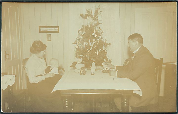 Arsuk, jul hos udstedsbestyrer Petersen 1915. Fotokort u/no. Kvalitet 7