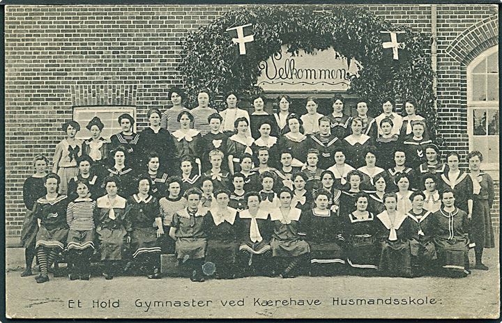 Kærehave Husmandsskole med gymnaster. A. Flensborg no. 11518. Kvalitet 8
