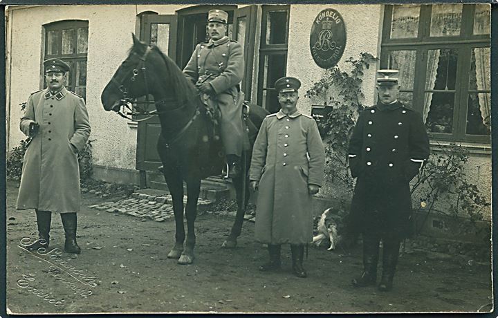 Bastrup, kgl. Todlkontrol med gendarm Ivar Christensen til hest, samt dansk og tyske soldater. S. Sørensen u/no. Kvalitet 7
