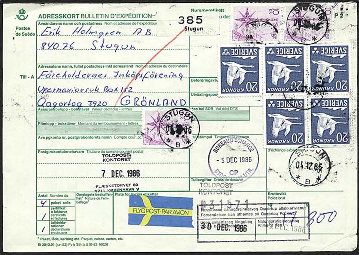 130 kr. blandingsfrankeret adressekort for luftpostpakke fra Stugun d. 4.12.1986 til Qaqortaq, Grønland.