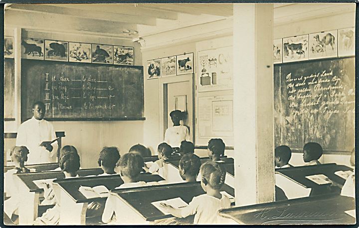 D.V.I., St. Croix, Christiansted. Interiør fra skole med indfødte som har dansk undervisning. Fotokort u/no. Kvalitet 7