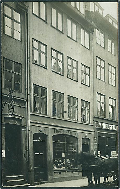Lille Kongensgade no. 9-13, København: Cykelhandler, Theodor Nielsen &  V. Nielsen. Fotokort u/no. 