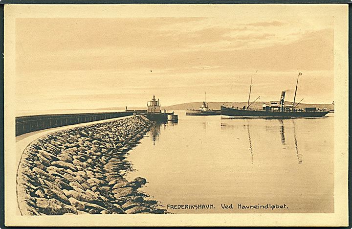 Ved Havneindløbet, Frederikshavn. Med havnefyr og skib. Stenders no. 23354. 