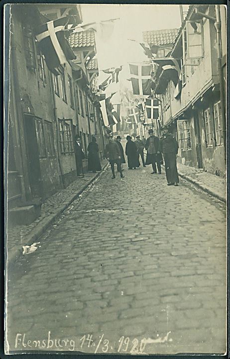Genforening. Flagudsmykket gade i Flensburg d. 14.3.1920. Fotokort u/no.