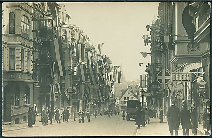 Genforening. Flagudsmykket gade i Flensburg 1920. Fotokort u/no.