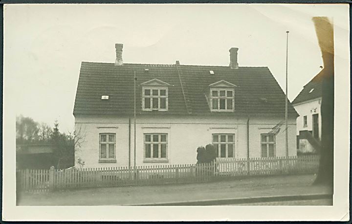 Villa med stakit foran. Sted ukendt. Anvendt i Holbæk. Fotokort u/no. 
