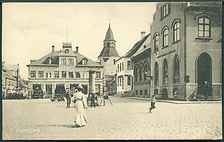 Faaborg, torvet med kirken i baggrunden. F. C. Alstrøm no. 2268.