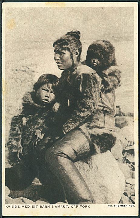 Kvinde med sit barn i Amaut, Cap York. L'Administration Du Grønland u/no. (Et par små brune pletter). 