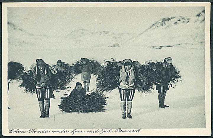 Eskimo kvinder vender hjem med Jule brændsel, Grønland. A. K. no. 403816.  