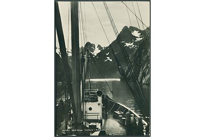 Trollfjord i Raftsund set fra dampskib. Normann no. 15/489.