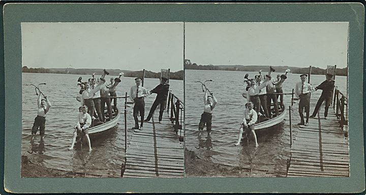 Elever fra Frederiksberg Realskole på udflugt i robåd. Stereokort u/no.
