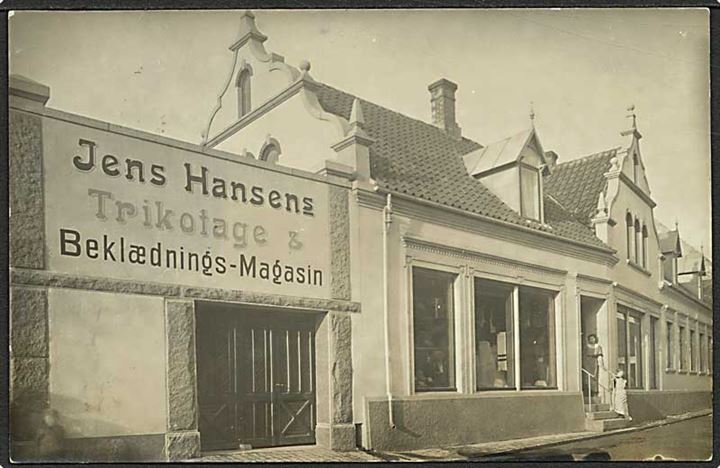 Jens Hansens trikotage- og beklædnings-magasin. Fotokort u/no.
