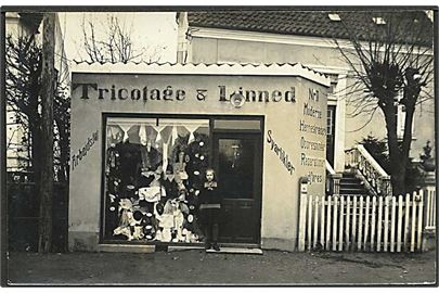Tricotage- og linnedforretning. Fotokort u/no.