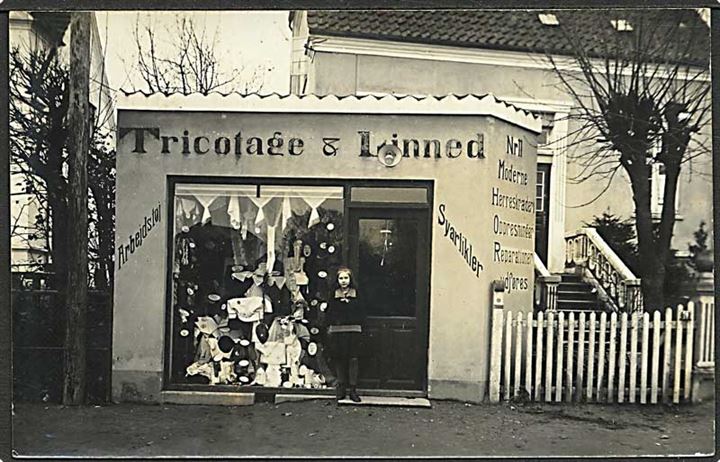 Tricotage- og linnedforretning. Fotokort u/no.