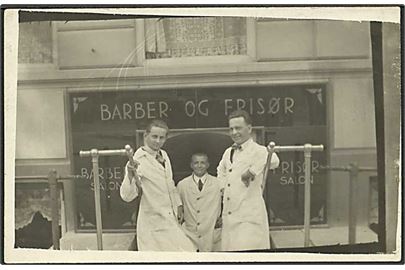 Barber & frisør salon med personalet. Fotokort u/no. 
