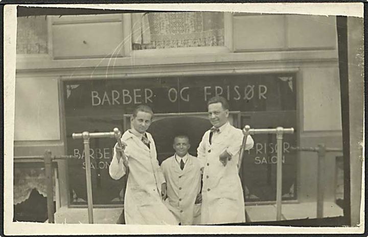 Barber & frisør salon med personalet. Fotokort u/no. 