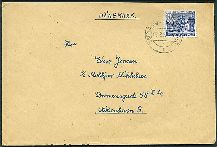 30 pfg. Bygning single på brev fra Berlin d. 2.8.1950 til København, Danmark. Sorte ombæringskontrol streger.