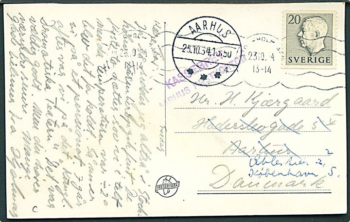 20 öre Gustaf på brevkort fra Stockholm d. 23.10.1954 til aarhus, Danmark. Eftersendt til København med violet stempel: Kassebrev Aarhus Postkontor.