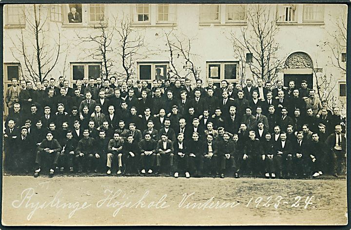 Eleverne foran Ryslinge Højskole, Vinteren 1923 - 24. Fotokort. Leonar 1395. 