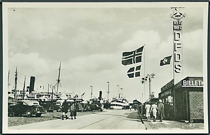 Frederikshavn. Havneparti med DFDS-billetkontor, færger og automobiler. P. N. Hangaard no. 348237.