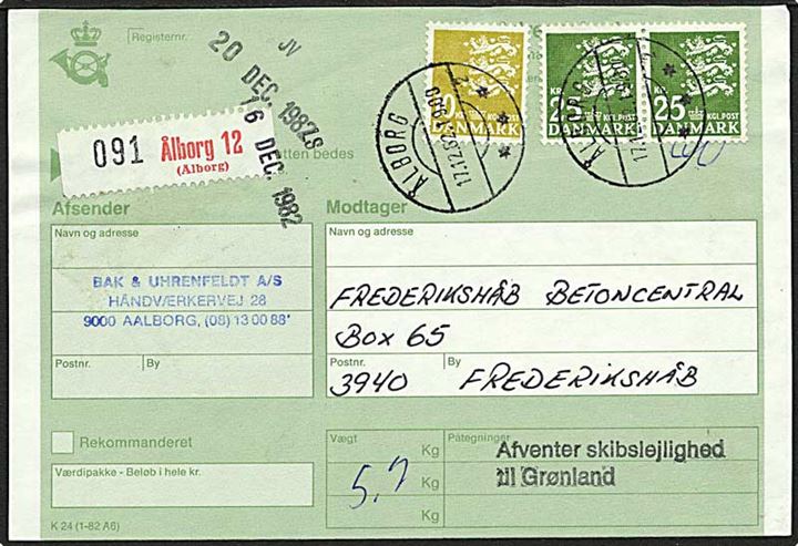 10 kr. og 25 kr. (par) Rigsvåben på adressekort for pakke fra Ålborg d. 17.12.1982 til Frederikshåb, Grønland. 2-liniestempel: Afventer skibslejlighed til Grønland.