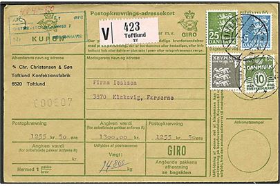 10 øre Bølgelinie (mgl. hjørne), 4 kr., 5 kr. og 25 kr. Rigsvåben på 34,10 kr. frankeret postopkrævnings-adressekort fra Toftlund d. 31.3.1977 til Klaksvig, Færøerne.