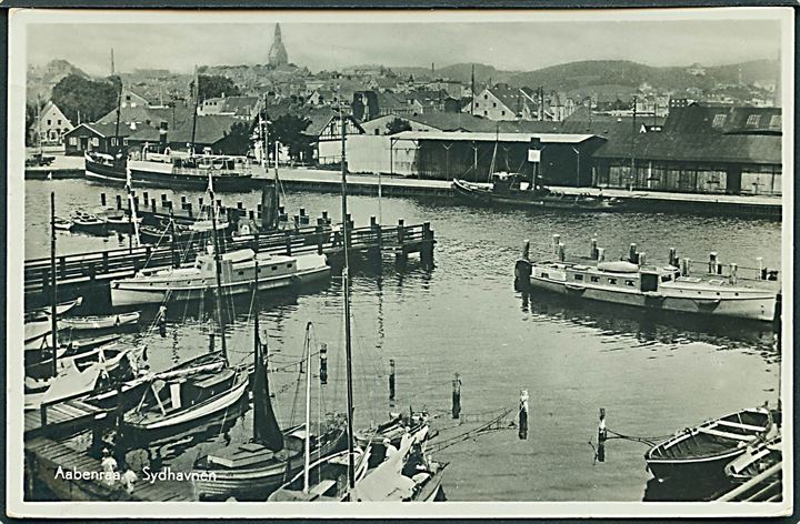Aabenraa Sydhavn med lystbåde, samt dampskib og bugserbåd i baggrunden. M. Jasmund u/no.