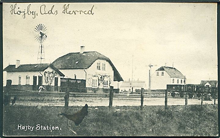 Højby Station med jernbanevogne. A.E.K. no. 1. Frankeret med 5 øre Fr. VIII annulleret med brotype Ia Højby S. d. 12.5.1908 til Askov pr. Vejen.