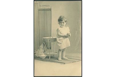 Pige i hvid kjole skal vaskes. Clément, Tournier & Cie Serie 1. 